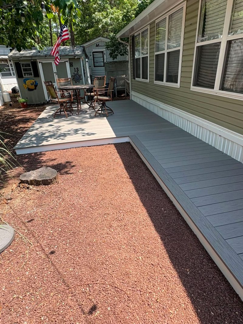 Front Porch & Back Ground Level Deck — photograph 6