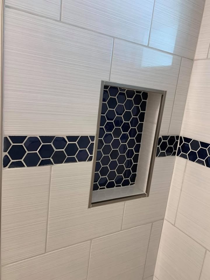 Shower with Accent Tile — photograph 3
