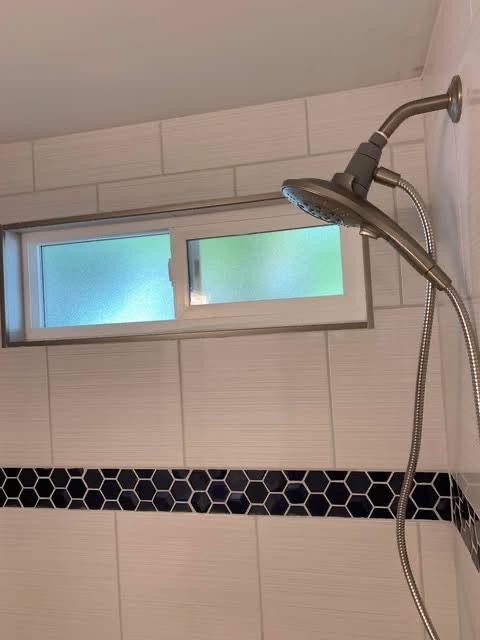 Shower with Accent Tile — photograph 2