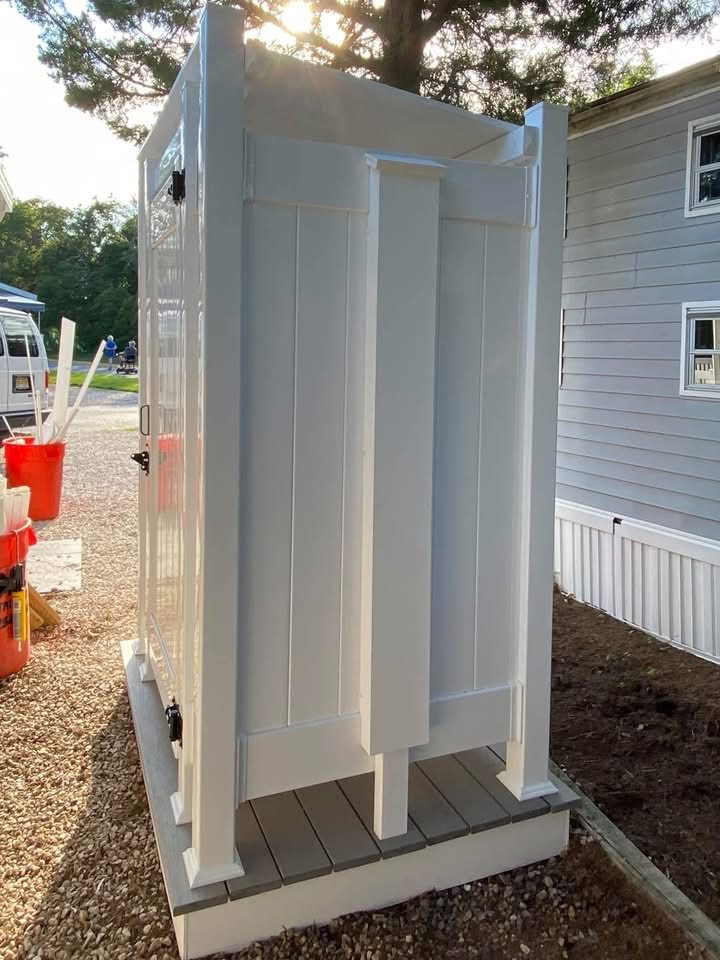 Outdoor Shower with Bench — photograph 4