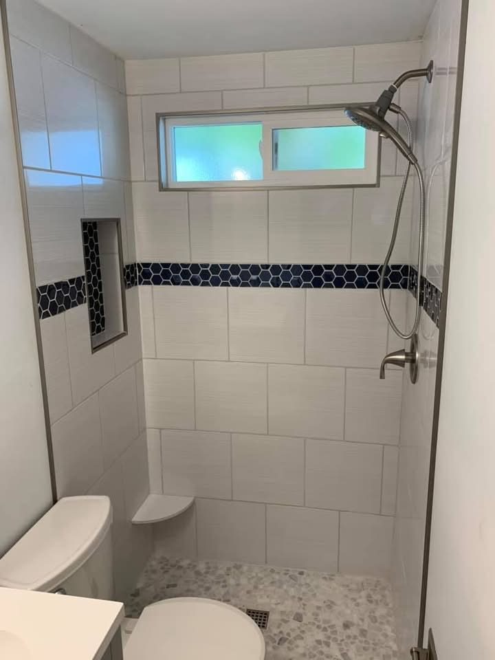 Shower with Accent Tile — photograph 1