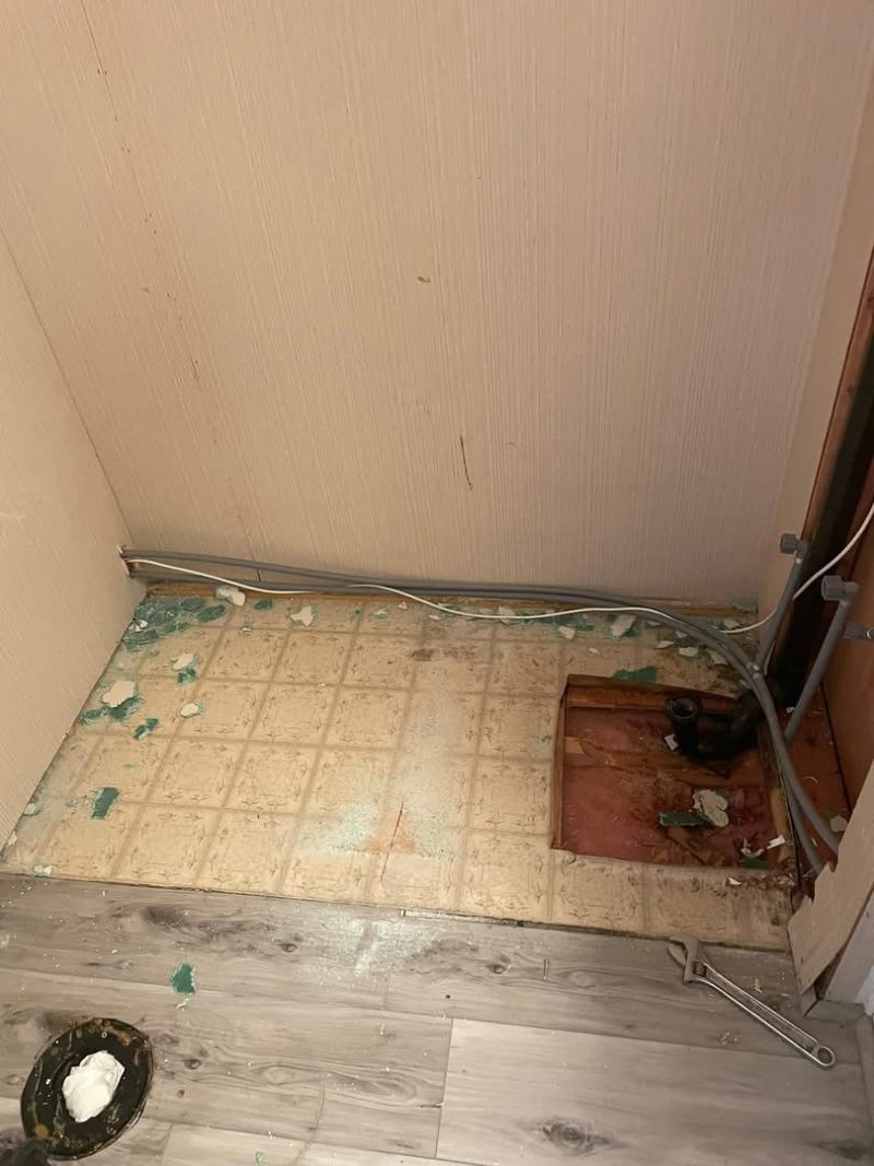 Sliding Glass Shower — photograph 3